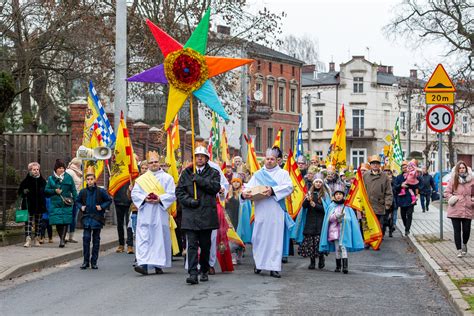 Orszak biskupi w drodze do kościoła, scena historyczna