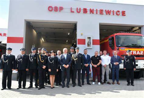 Zdjęcie uroczystego otwarcia remizy OSP w Zarzetce z udziałem władz lokalnych i przedstawicieli straży pożarnej