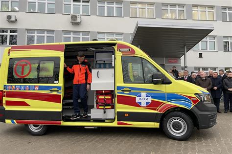 Tematyczne zdjęcie przedstawiające karetkę pogotowia lub szpital w kontekście wypadku
