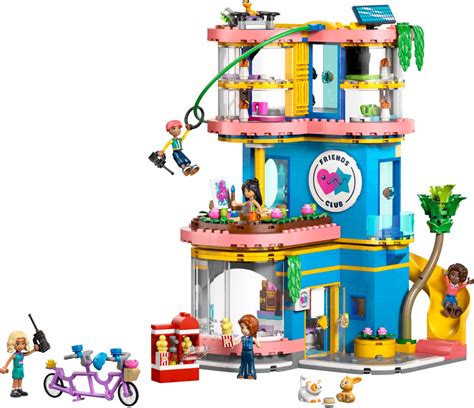 Ilustracja przedstawiająca główne bohaterki serialu LEGO Friends na tle miasta Heartlake City.