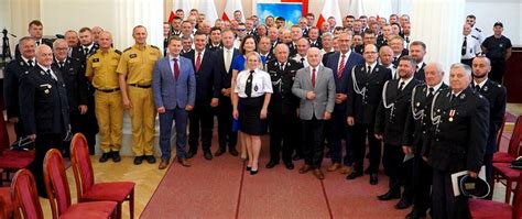 Zdjęcie uroczystości podpisania umowy przekazania sprzętu dla OSP Mirostowice Dolne