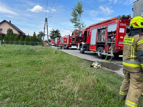 Strażak ratujący ludzi z płonącego budynku