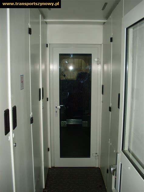 Widok wnętrza kabiny połączonej z przedziałem ratowników w Rosenbauer RT