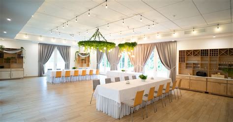 Elegancka sala bankietowa z dekoracjami