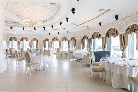 Wnętrze sali bankietowej w stylu rycerskim