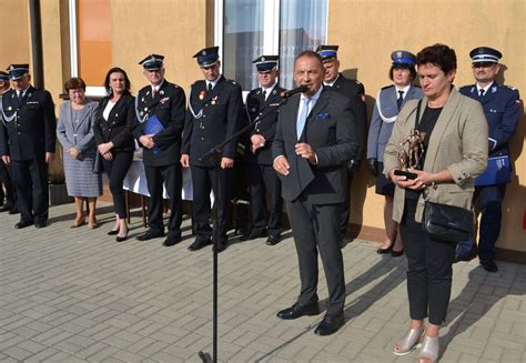 Zdjęcie z uroczystości jubileuszowych OSP Szklarka Mielęcka z udziałem zaproszonych gości i druhów