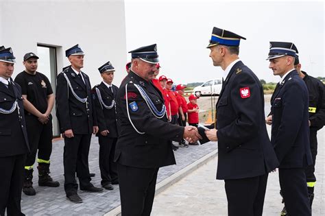 Zdjęcie współczesnych strażaków OSP Dobrynin podczas uroczystości