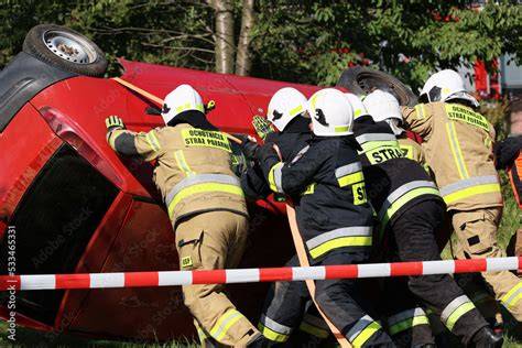 akcja straży pożarnej przy drogerii Rossmann podczas pożaru
