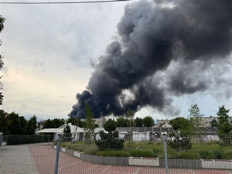 Pożar garażu, płomienie i dym unoszący się nad budynkiem