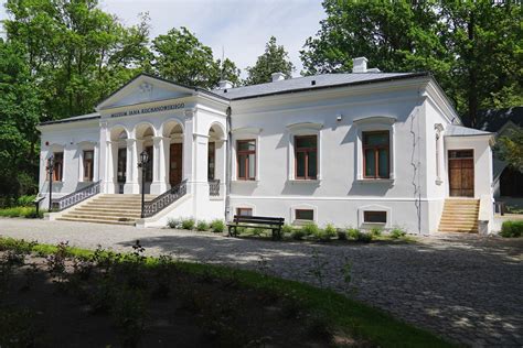 zdjęcie historyczne lub współczesne dworu Jabłonowskich w Czarnolesie