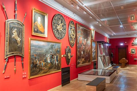 zdjęcie wnętrza muzeum z eksponatami, w tym żelaznymi drzwiami