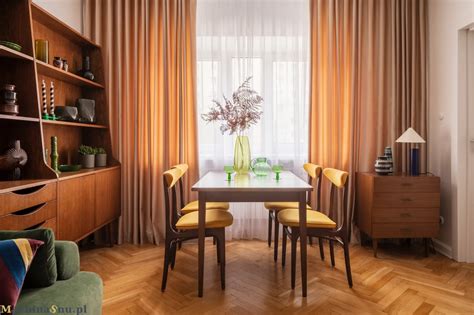 Zestawienie pojazdów i budynków w stylu retro, nawiązujących do estetyki PRL i ZSRR