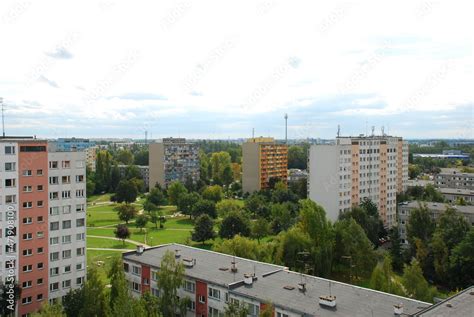 Widok na osiedle z wielkiej płyty w grze typu city-builder