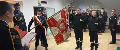 Zdjęcie z ceremonii składania ślubowania przez młodych strażaków