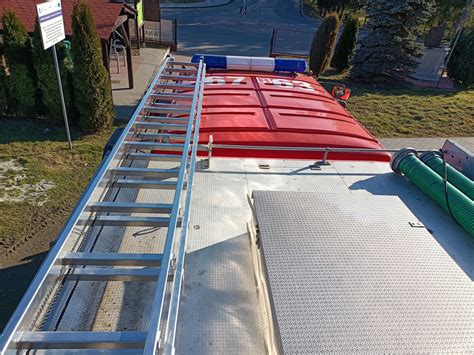 Schemat przedstawiający różne scenariusze użycia drabiny strażackiej (np. ewakuacja, dostęp do pożaru na wysokości)