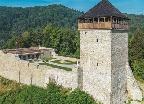 Mati: Widok na częściowo odbudowany kurort z widocznymi śladami pożaru i wolontariuszami