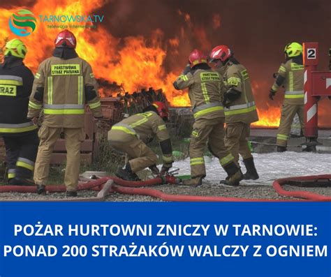 zdjęcie strażaków walczących z ogniem przy użyciu węży strażackich