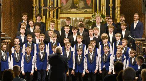 zdjęcie chóru chłopięcego Pueri Cantores Sancti Nicolai występującego w kościele