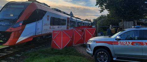 Fotografia z ćwiczeń ratowniczych z udziałem straży pożarnej na torach kolejowych