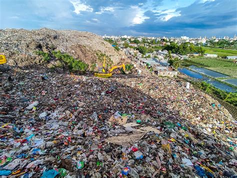 Infographic or scheme illustrating the process of fire suppression in a waste landfill, including water sources and heavy equipment.