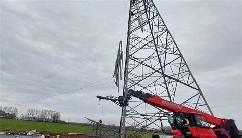 Spalona trawa w lesie w okolicy słupa linii energetycznej w Woli Blakowej