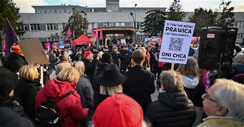 Tłum krewnych ofiar i rannych zgromadzony przed szpitalem w Koczani