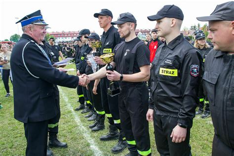 drużyny strażackie odbierające nagrody na zawodach sportowo-pożarniczych