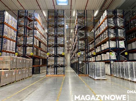 zdjęcie prawidłowego składowania tablic pionowych w magazynie