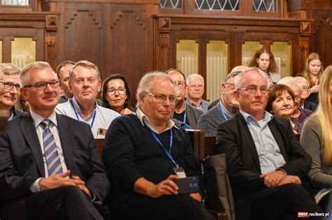 Zdjęcie przedstawiające sali sądowej lub portret sędziego/prokuratora