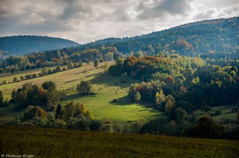 Zdjęcie panoramiczne przedstawiające malowniczy krajobraz Beskidu Niskiego w okolicach Łosia, z widocznymi wzgórzami i dolinami.