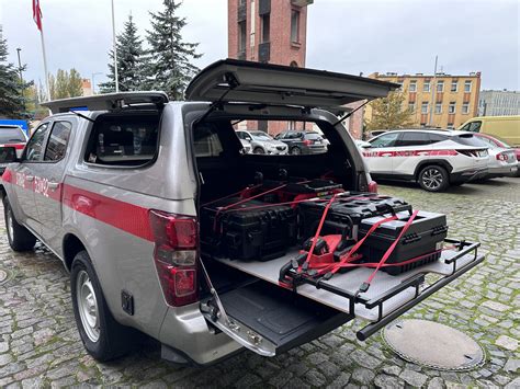 Zdjęcie lekkiego samochodu rozpoznawczo-ratowniczego Nissan Navara D22 w barwach OSP