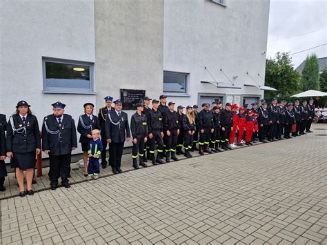 Fotografia strażaków Ochotniczej Straży Pożarnej z lat 70. XX wieku w akcji lub na ćwiczeniach
