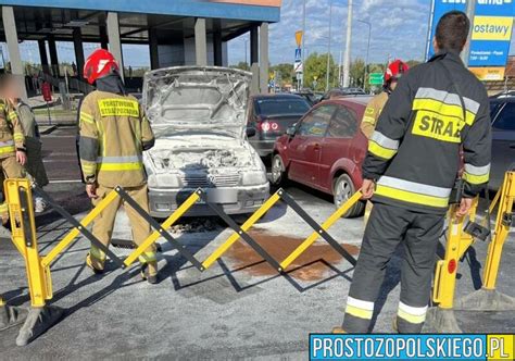 Policjant zabezpieczający miejsce zdarzenia po podpaleniu samochodu na parkingu w Oleśnicy