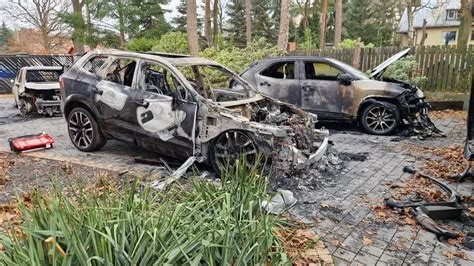 Zniszczone przez ogień samochody na prywatnej posesji w Brzezince