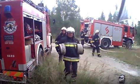 Photo of the heavy fire truck delivered to OSP Gliwice-Brzezinka with officials during the handover ceremony