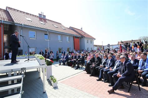 Zdjęcie przedstawiające uroczystość przekazania kluczy do remizy w Banicy