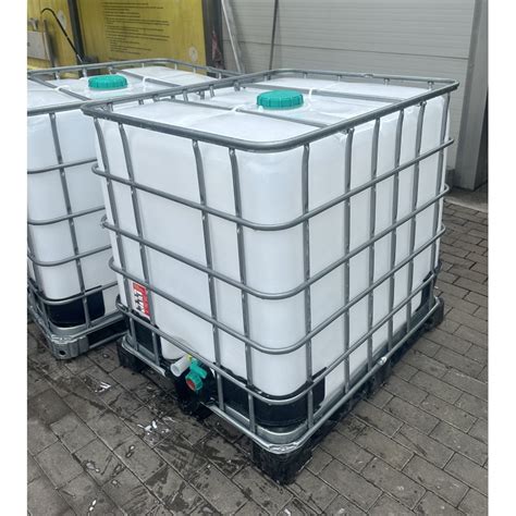 Ilustracja kontenera IBC typu Mauzer z widocznym zaworem i przyłączem