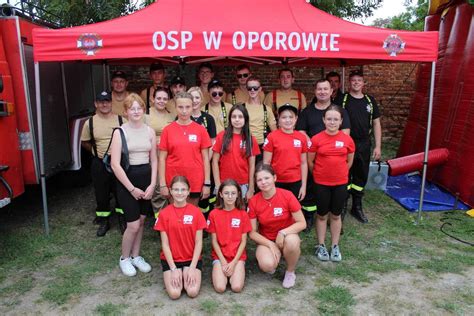 Młodzieżowa drużyna pożarnicza pokonująca przeszkody na torze sztafetowym CTIF