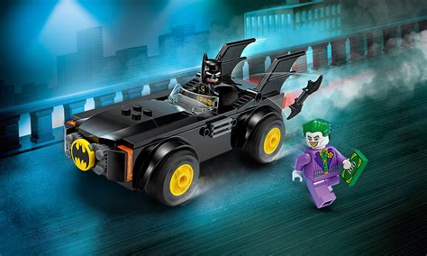 Batman używający wyciągarki Batmobilu do zburzenia ściany