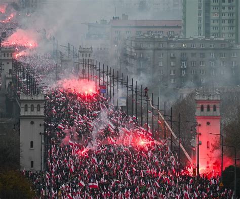 Zdjęcie tłumu na Marszu Niepodległości z elementami zamieszek ulicznych