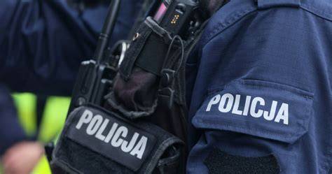 Zdjęcie przedstawiające przykładowe haftowane naszywki dla służb mundurowych, w tym dla straży pożarnej