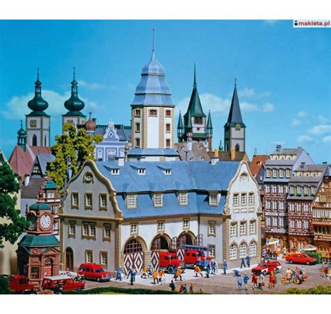 Ilustracja przedstawiająca miasteczko Pontypandy z remizą strażacką w centrum