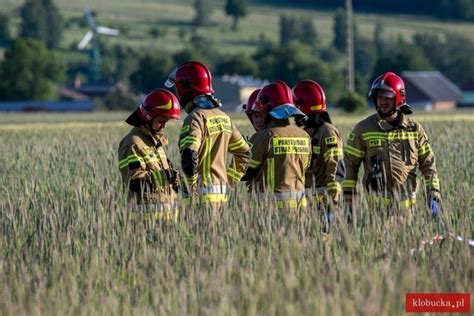 Zdjęcie miejsca zbrodni w Rębielicach Królewskich / Strażacy przy studni