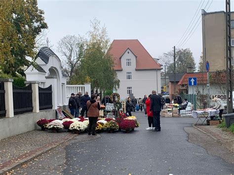 zdjęcie zniczy i kwiatów przed zoo Krefeld, wyraz solidarności