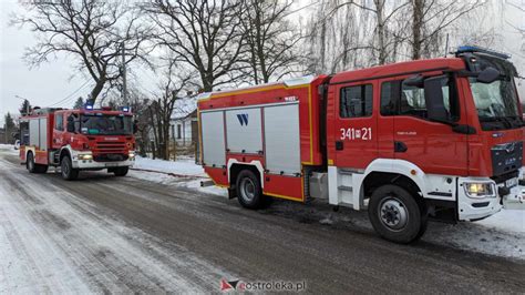 Strażacy i wozy strażackie na miejscu akcji gaśniczej po pożarze