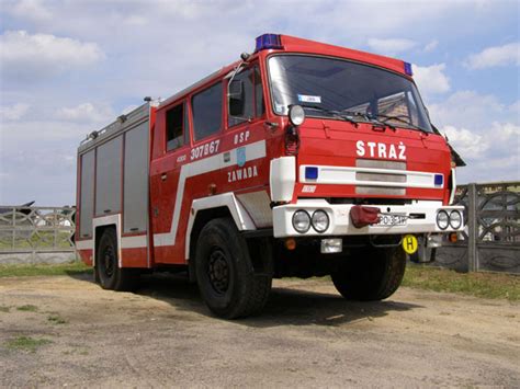 Wóz strażacki Tatra Rosenbauer odnaleziony w lesie na Podlasiu, zarośnięty przez roślinność