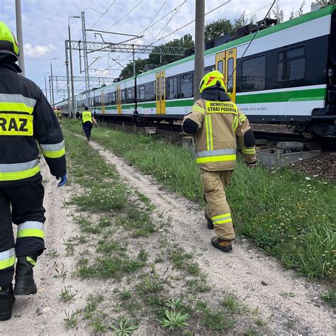 Działania straży pożarnej podczas gaszenia pożaru opuszczonej nastawni kolejowej w Tczewie