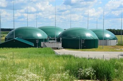 Zdjęcie biogazowni w Skrzatuszu, przedstawiające instalacje i otoczenie