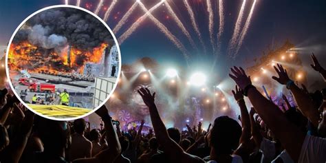 Widok na płonącą główną scenę festiwalu Tomorrowland z kłębami dymu