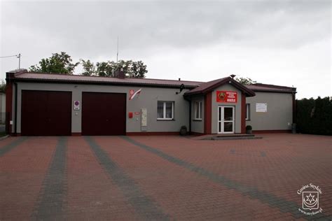 Zewnętrzny widok budynku OSP Goląszy - Brzękowice z widocznym parkingiem